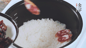 開(kāi)蓋觀察飯，水微微收干，放入切好的金字香腸、醬肉、醬肉香腸。