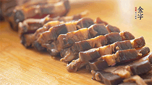 金字醬肉切片。