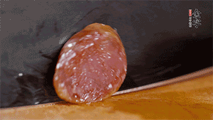 金字火腿肉香腸上鍋蒸15分鐘，切片備用。
