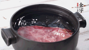 金字火肉溫水浸泡2小時(shí)。（火肉發(fā)酵時(shí)間比火腿短，肉質(zhì)比火腿略軟，鹽分更低）