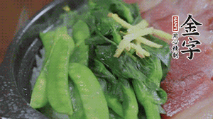 燜好的米飯開(kāi)蓋，放入菜心、荷蘭豆，澆上調(diào)味汁拌勻。