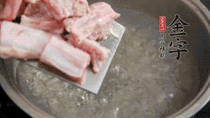 剁成塊狀的排骨洗凈，放入沸騰的鍋中，加姜片汆燙，2分鐘后撈出備用。