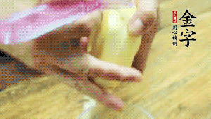將食材洗凈，茄子、土豆切滾刀塊。