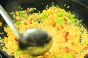 然后加入炒好的食材混合均勻，炒熟即可。出鍋前加少許黑胡椒、鹽和蔥花就可以啦?。?！