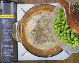 豌豆粒焯水30秒，過涼水。