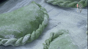 【制作】2.蒸架上墊浸濕的屜布，再放上清明果，大火蒸10~15分鐘，完成，出鍋啦！