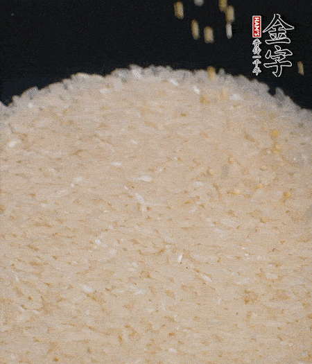大米和小米一起燜成米飯。
