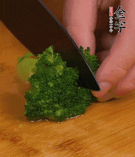 西蘭花用淡鹽水浸泡十幾分鐘后過開水焯燙熟后撈出。