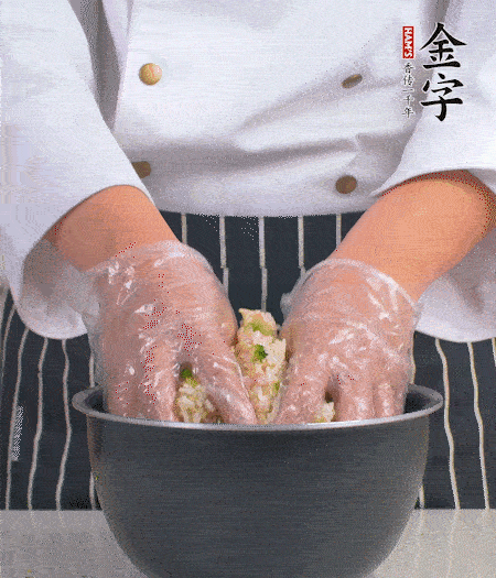 米飯中放西蘭花碎、咸肉丁，加少許黑胡椒、十來滴橄欖油拌勻。