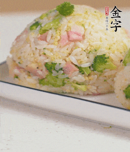 拌好的飯攥成飯團。