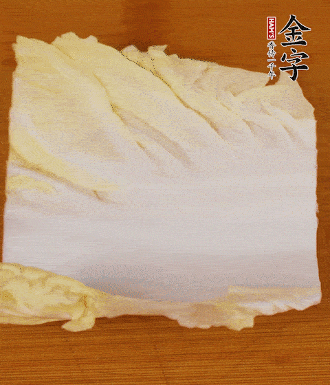 一片白菜一片淡火腿交替疊起，疊個兩三層放進鍋內，直到塞滿鍋。