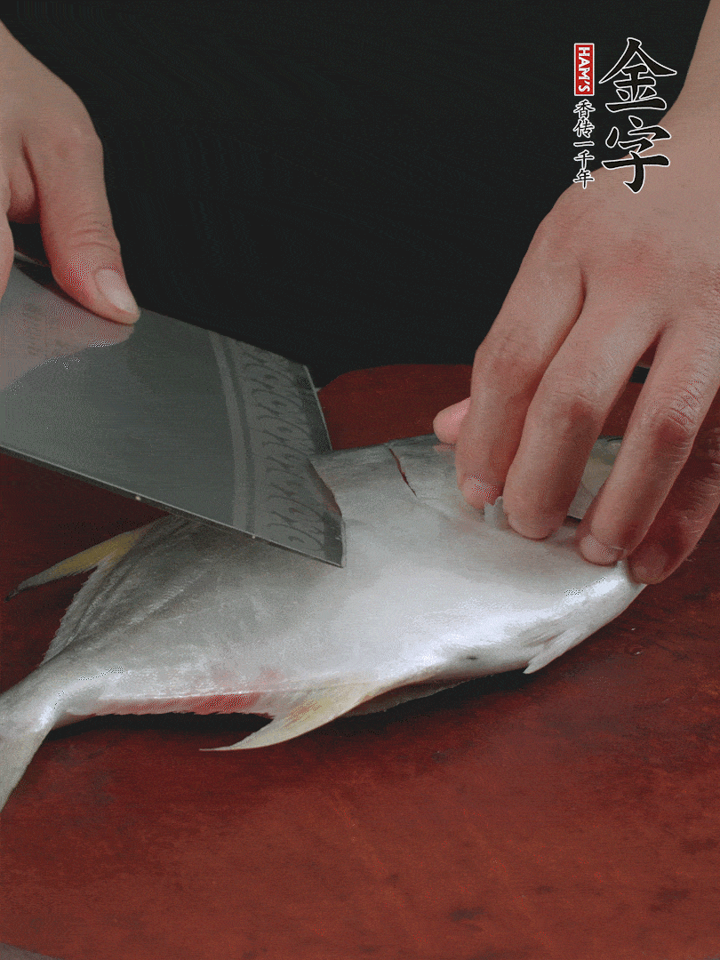 處理干凈銀鯧魚1條，表面斜刀切出花刀。