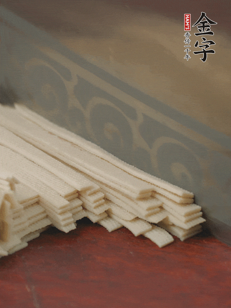 燉火腿期間，千張切細(xì)絲，白蘿卜去皮切細(xì)絲，蒜葉切細(xì)丁。