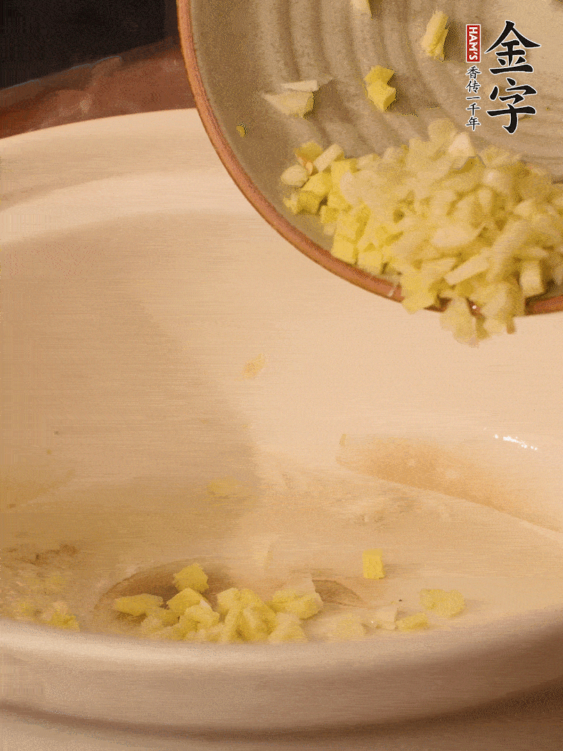 熱油下鍋，姜爆香。下冬瓜略微翻炒。