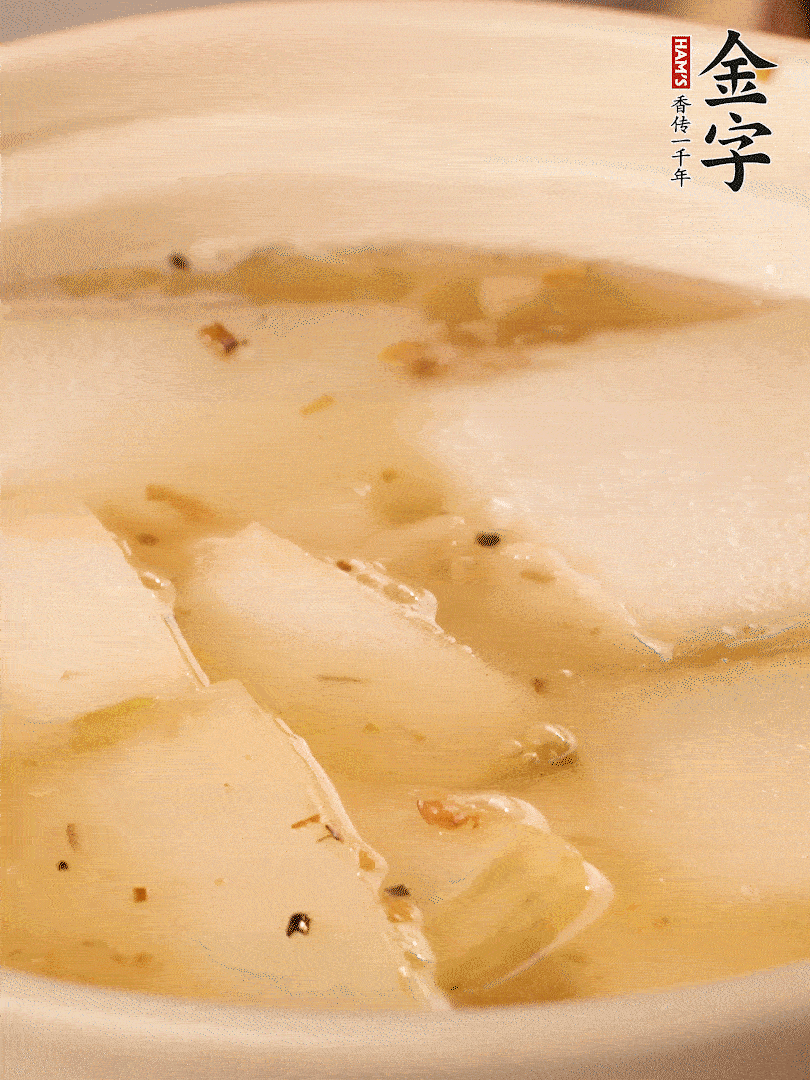 加入適量清水，再放咸肉，淋點(diǎn)黃酒添味。