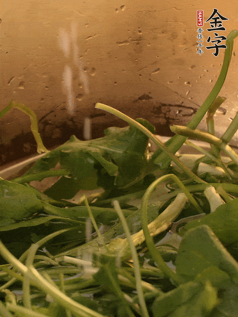 薺菜去掉根部，加小蘇打、鹽熱水沸騰燙軟。