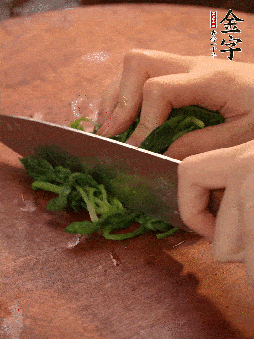 晾涼拽干水份，切碎備用。