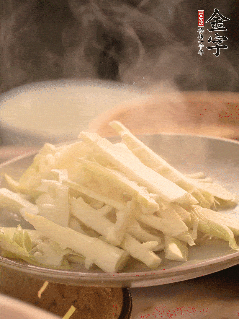 春筍切薄片，焯水去除澀味。