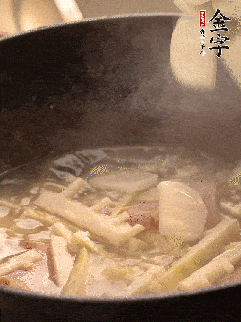 加一點開水后，放年糕燜2分鐘至軟。