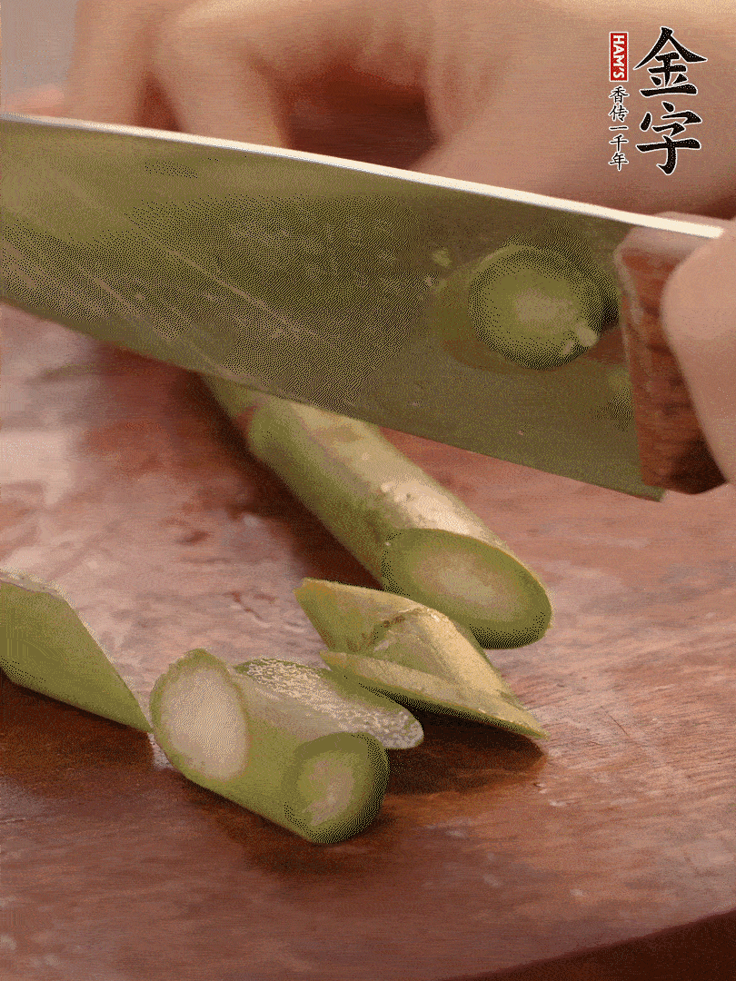 蘆筍去掉底部老的部分，斜切成段。白玉菇去掉根部，日本豆腐切成圓厚片。