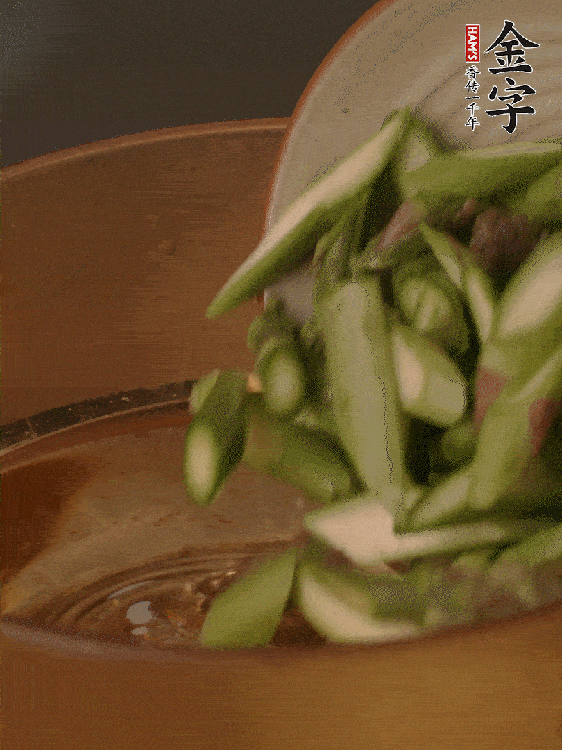 蘆筍、白玉菇焯水30秒備用。