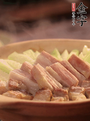 金字淡咸肉切條，焯水備用。