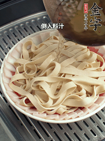將料汁倒入食材中，改上保鮮膜蒸半小時(shí)。