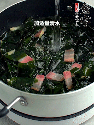 放入泡發(fā)好的裙帶菜翻炒一下，加適量清水燉煮。