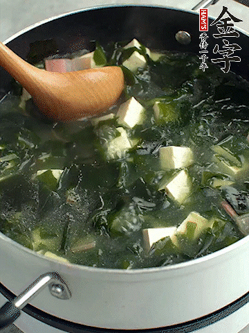 煮到沸騰后，再放入豆腐蓋蓋子煮3分鐘。