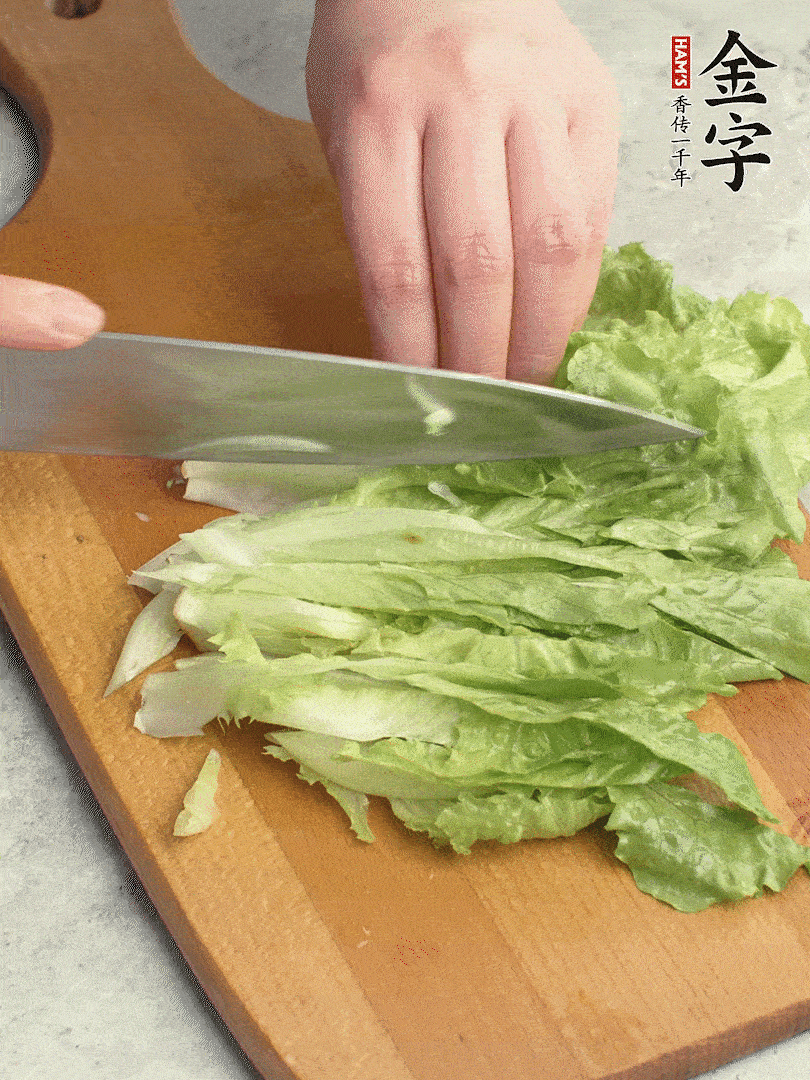 胡蘿卜、生菜、黃瓜切絲。