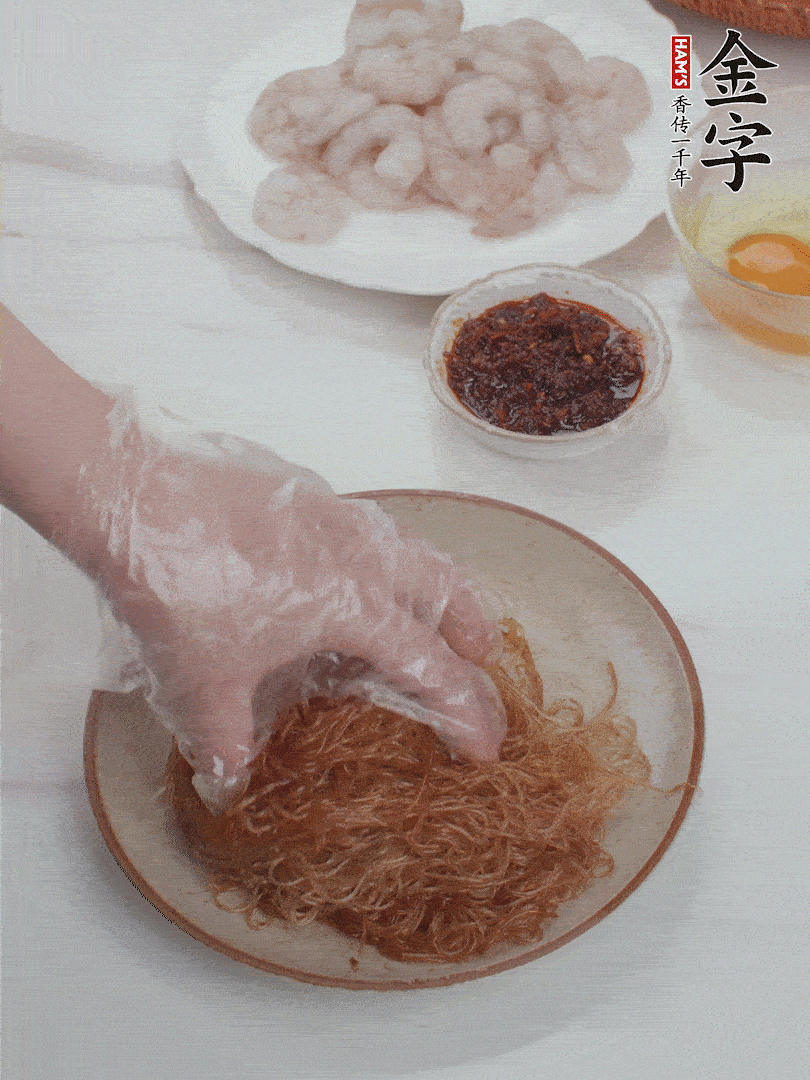 粉絲泡軟后，入沸水煮10秒，撈出后加1/2勺老抽、1/2勺食用油挑松。
