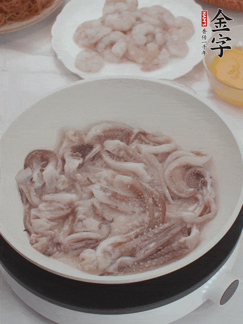 蝦仁、魷魚滑油，蛋液炒制半熟。
