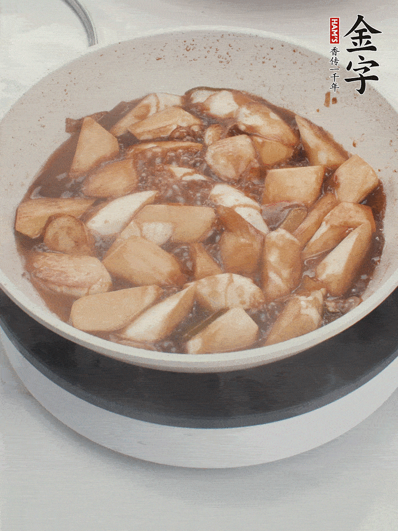 待茭白煸到微微發(fā)黃加入調(diào)好的味汁翻炒。加一小碗清水蓋蓋子燜3-4分鐘。