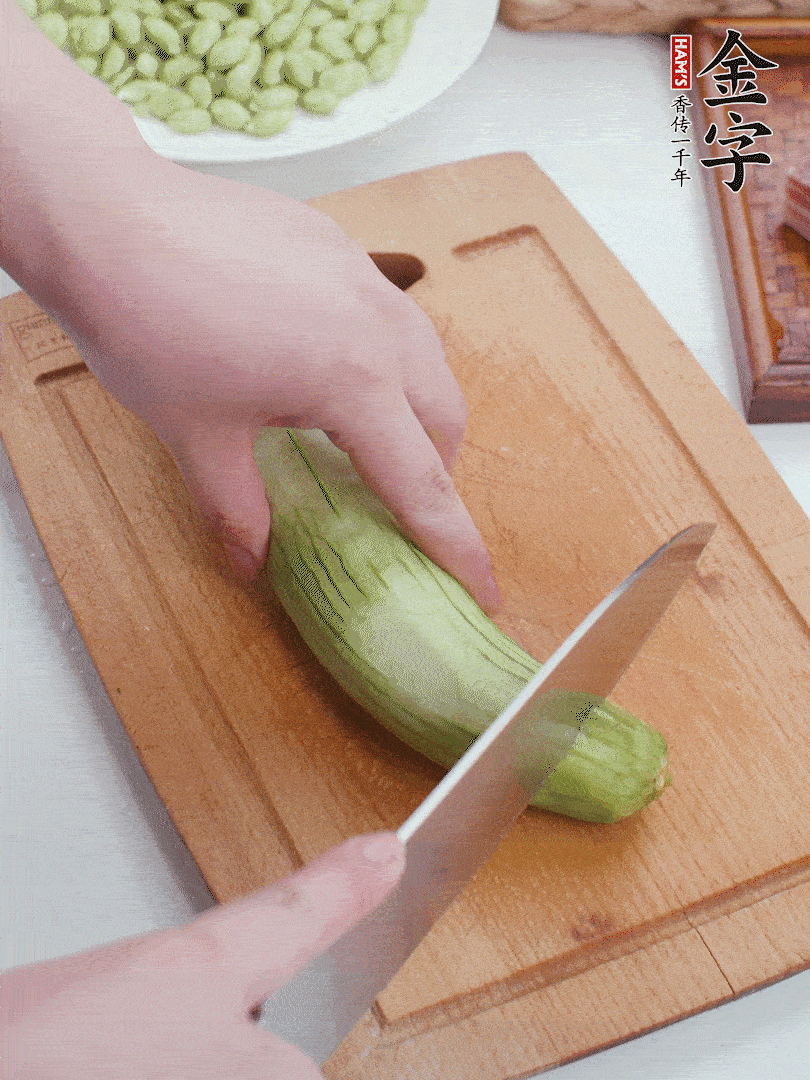 絲瓜去掉外皮，去掉兩端，切成滾刀塊。