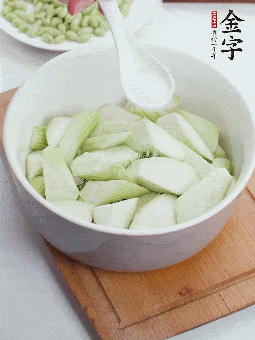 水中加1勺鹽浸泡，防止變黑。
