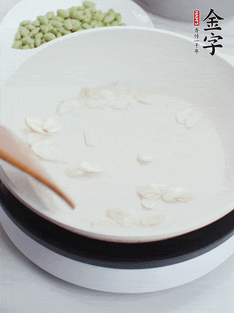 金字淡咸肉煮15分鐘，撈出切片。油5成熱時(shí)，蒜末、咸肉爆香。