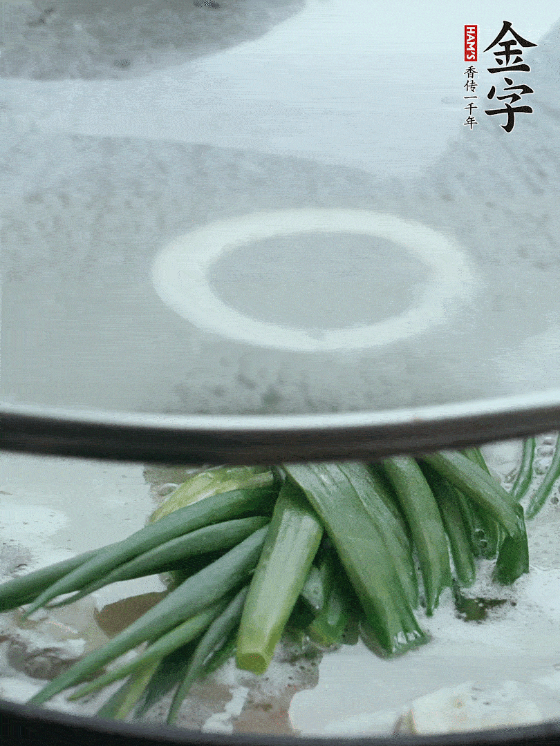 加蔥結(jié)去腥，大火開后中火燒20分鐘。