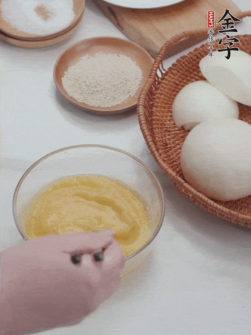 2個(gè)雞蛋加入1小勺鹽、1/2小勺胡椒粉打散。