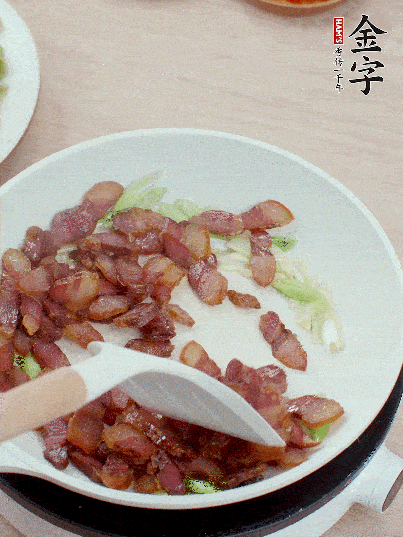 鍋中少許油，姜、蒜白爆香，下臘肉煸出油脂。