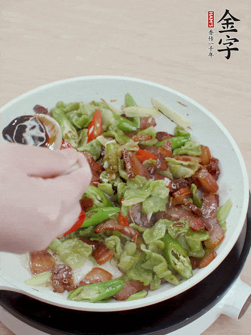 2勺生抽調(diào)味，最后撒蒜葉。