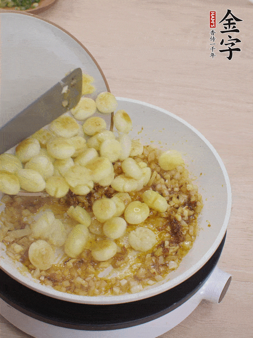 下小土豆翻炒均勻。