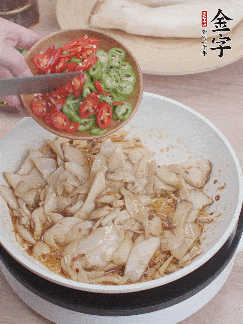 下杏鮑菇、青紅辣椒炒出香味。