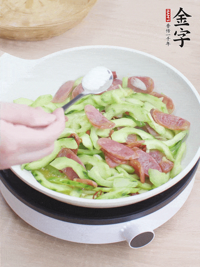 淋點開水，半勺白糖、1勺生抽調(diào)味。