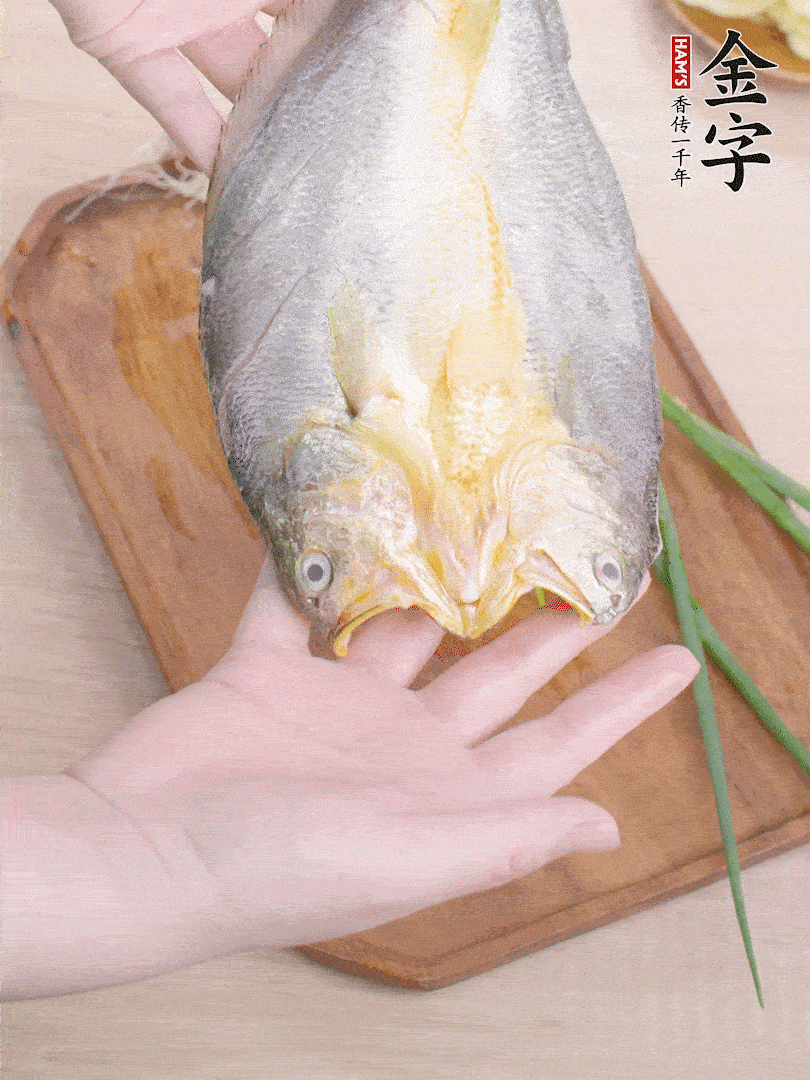 黃魚背部開刀，洗凈切花刀。適量鹽涂抹魚身兩面。