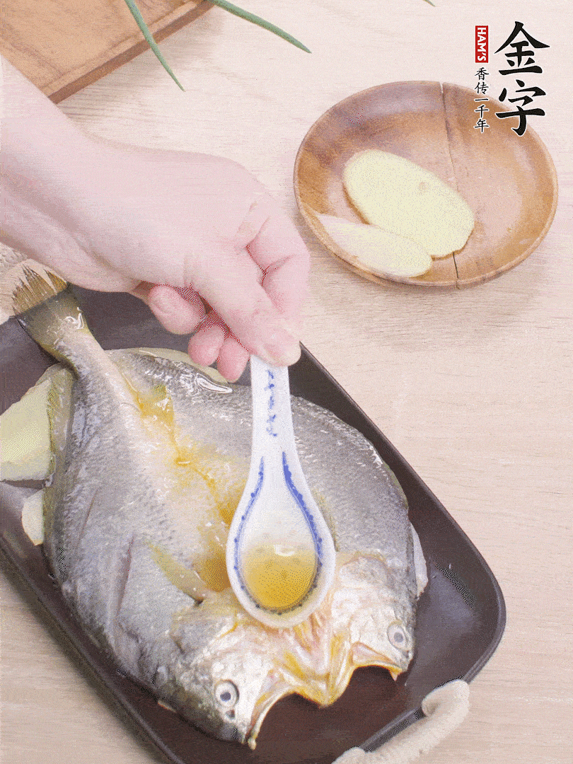盤底鋪姜片，放黃魚，淋2勺料酒。
