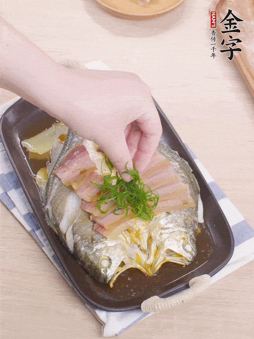 取出姜蔥，淋2勺蒸魚豉油，擺蔥絲。