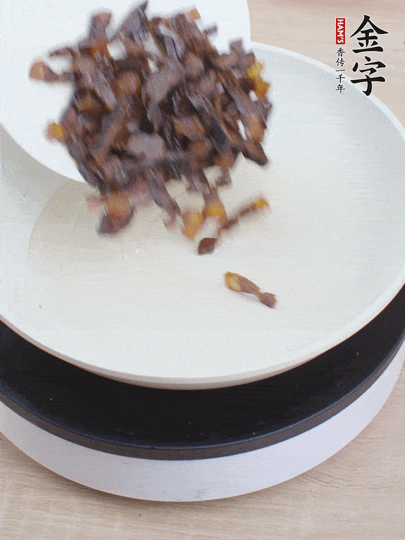 油熱倒醬油肉，編出香味。