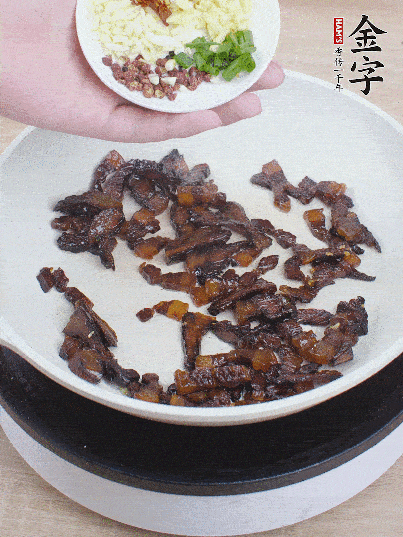 下蔥姜蒜、干辣椒、花椒粒炒香。