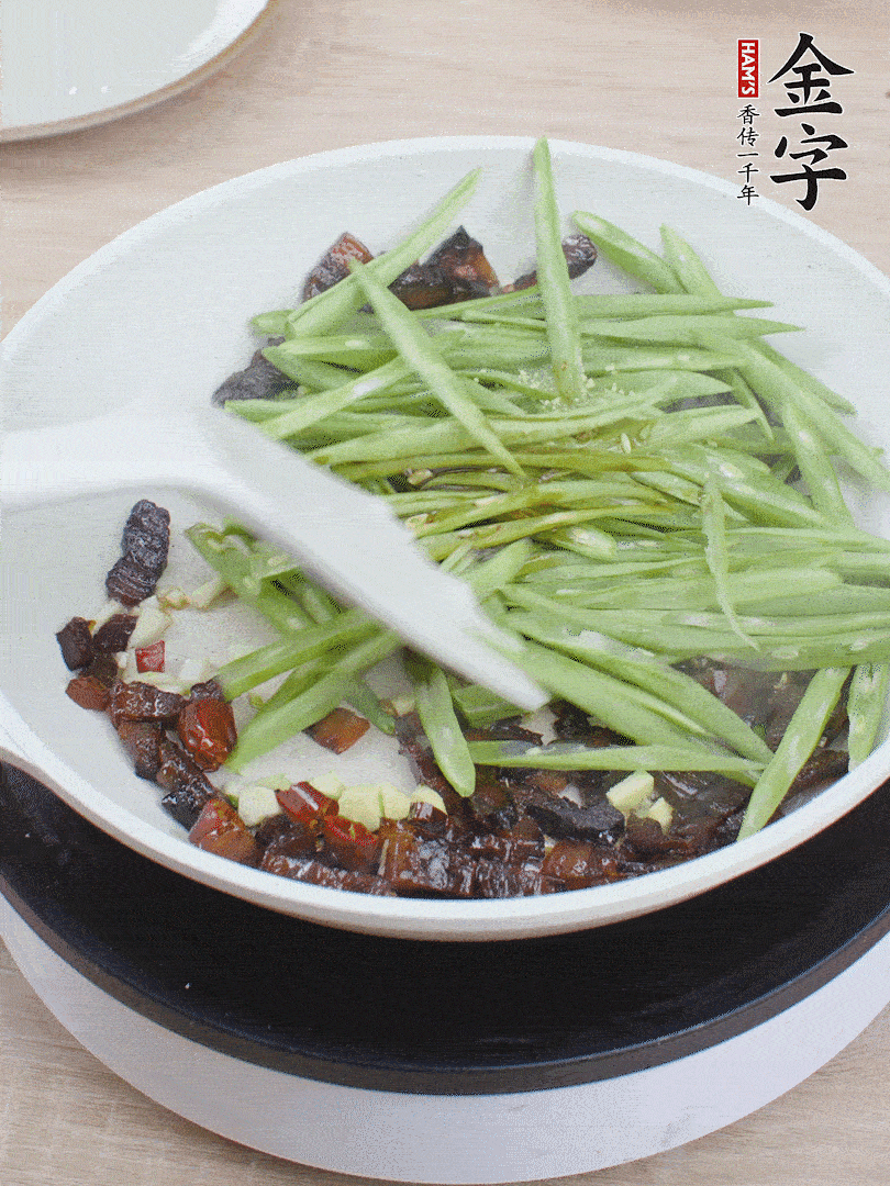 下豆角，生抽、雞精調(diào)味，炒到斷生。