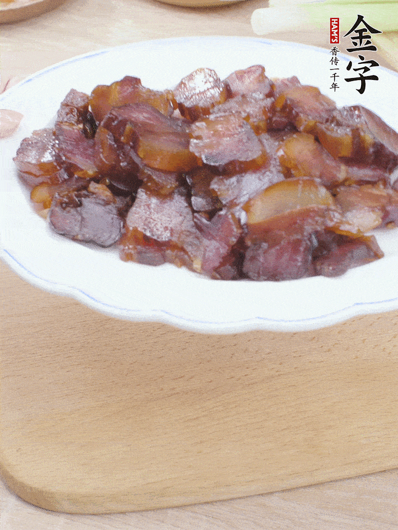 金字醬油肉水煮15分鐘，切薄片。
